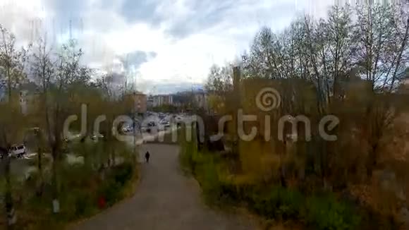 俄罗斯乌兰巴托市秋季街道的鸟瞰图视频的预览图