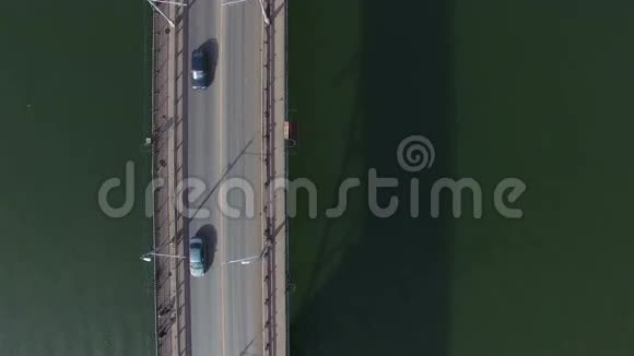 桥上交通的空中镜头视频的预览图
