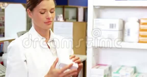 药剂师在药房的货架上检查药品视频的预览图