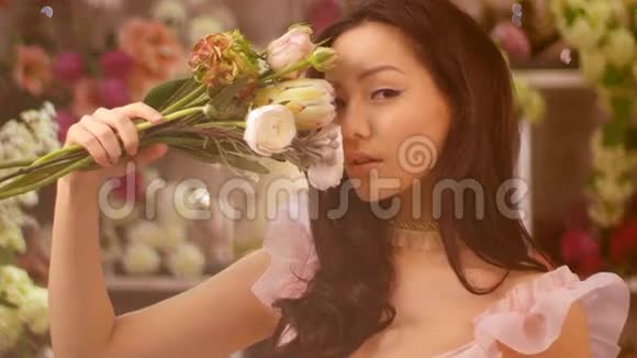 女人和鲜花亚洲女孩肖像与花束视频的预览图