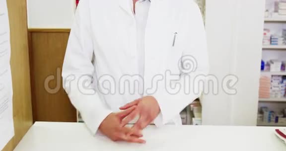 药剂师双臂交叉站在药房里视频的预览图