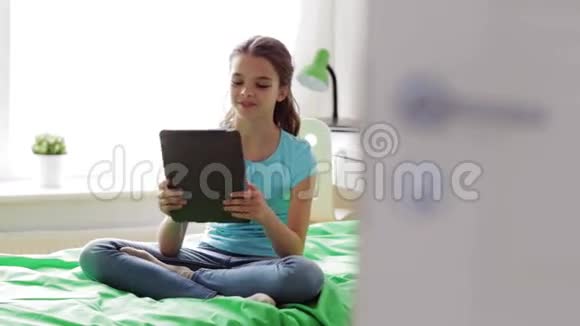 有平板电脑的女孩在家视频聊天视频的预览图