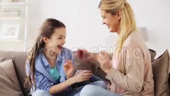 快乐的一家人在家玩得开心视频的预览图