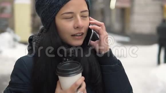 年轻的布鲁内特女孩通过电话交谈视频的预览图