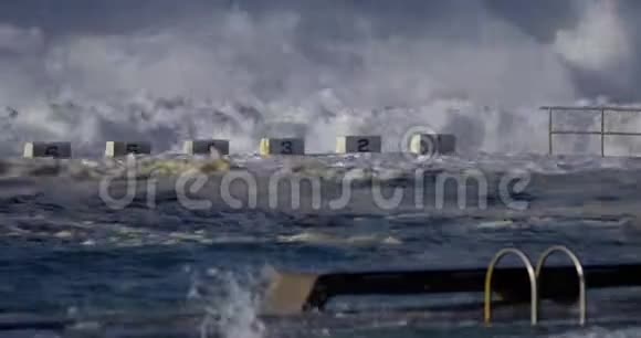 一个人在大海中游泳视频的预览图