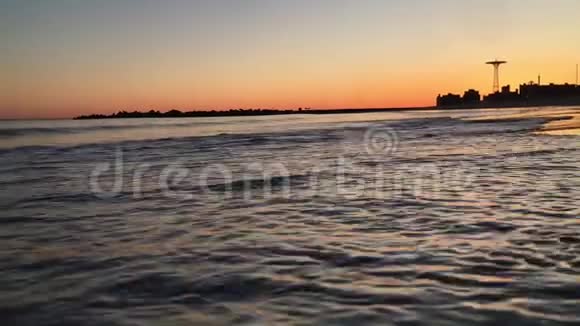 春天日落在纽约布鲁克林的科尼岛海滩视频的预览图