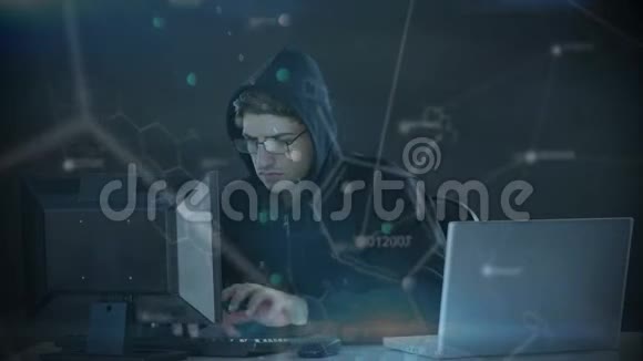 黑客在黑暗的房间里使用电脑视频的预览图