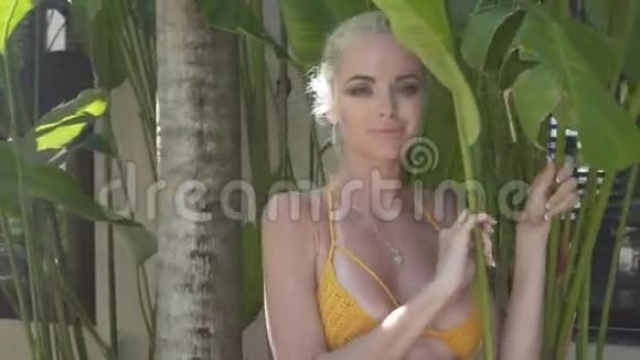 热带度假酒店的女人视频的预览图