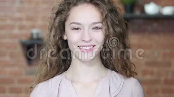 微笑青年妇女室内青年视频的预览图