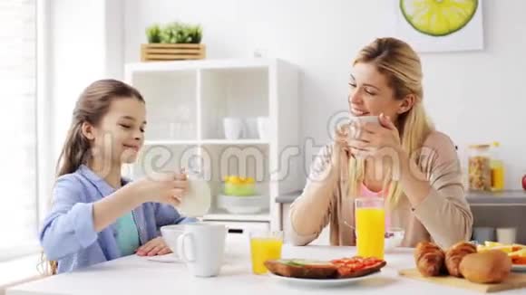 幸福的家庭在家厨房吃早餐视频的预览图
