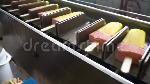 生产冰淇淋的自动输送线视频的预览图