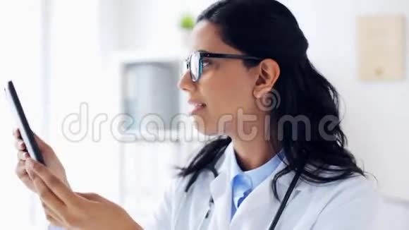 医院有平板电脑的女医生视频的预览图