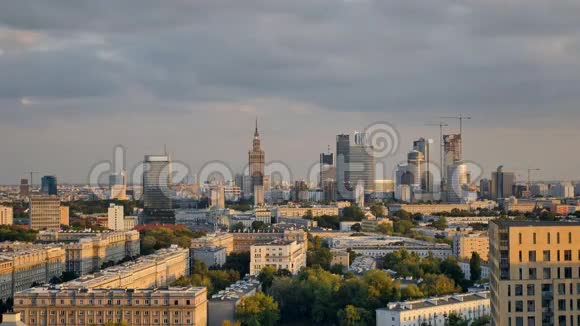 日落时华沙市中心视频的预览图