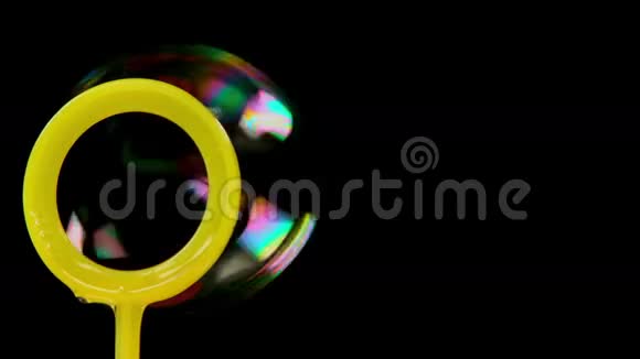 气泡漂浮在黑色背景上视频的预览图