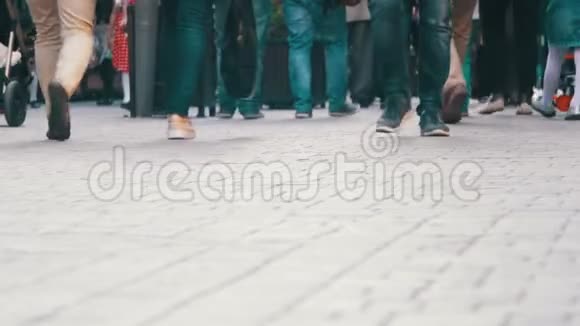 在街上行走的无名群众众脚视频的预览图