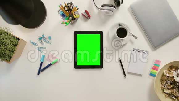 用绿色屏幕触摸平板电脑的手指视频的预览图