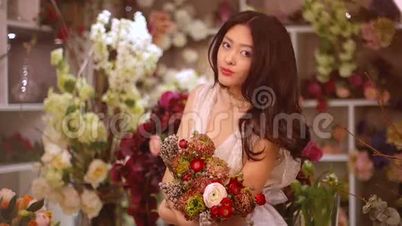 女人和鲜花带着花束的亚洲女孩视频的预览图