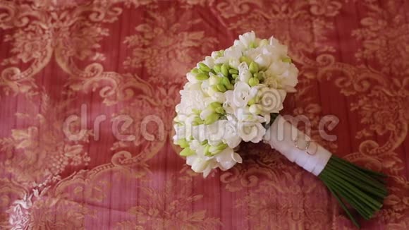新娘花束和结婚戒指视频的预览图