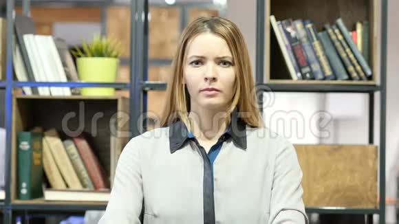 失女人对失败的反应压力室内办公室视频的预览图
