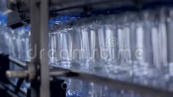 工厂生产瓶装水的过程视频的预览图