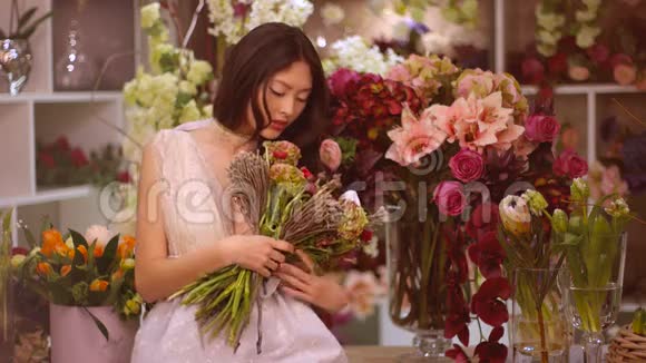 女人和鲜花带着花束的亚洲女孩视频的预览图