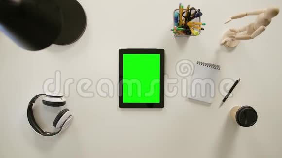 手指触摸iPad的绿色屏幕视频的预览图