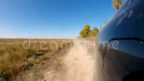 在农村快速驾驶汽车视频的预览图