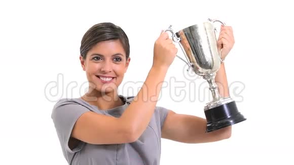 女人拿着奖杯视频的预览图