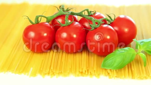 意大利面西红柿和罗勒视频的预览图