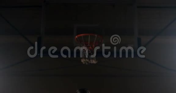 运动员打篮球视频的预览图