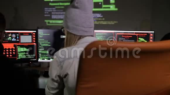 男人和女人一起工作黑客电脑系统视频的预览图