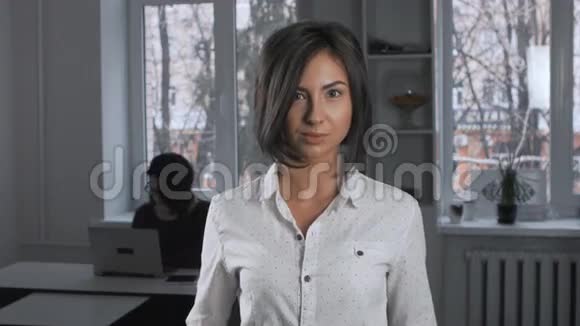 办公室穿白衬衫的年轻女商人的肖像视频的预览图