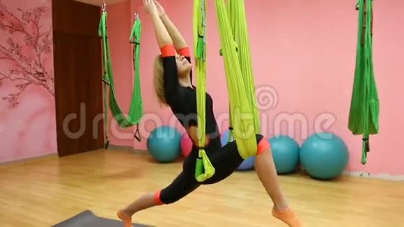 反重力瑜伽运动女性视频的预览图
