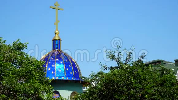 东正教教堂的蓝色圆顶视频的预览图