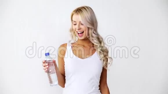 快乐美丽的年轻女子带着一瓶水视频的预览图