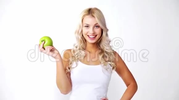 快乐美丽的姑娘绿苹果视频的预览图
