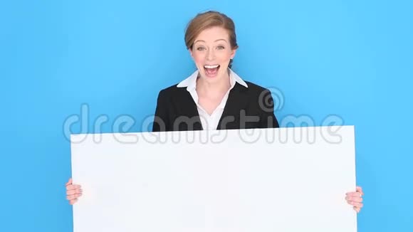 幸福的女商人拿着空白的牌子视频的预览图