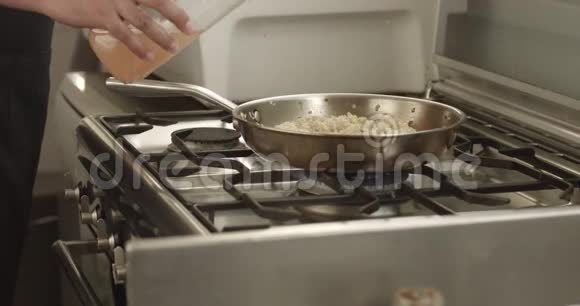 烹饪韭菜和帕尔马饭视频视频的预览图
