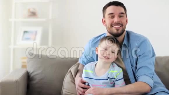 快乐的爸爸和小儿子在家拥抱视频的预览图