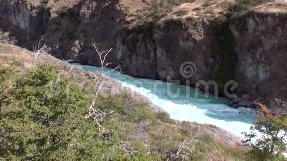 山河显示了阿根廷巴塔哥尼亚的动力水视频的预览图