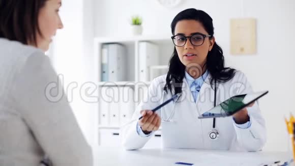 带平板电脑的医生和住院妇女视频的预览图