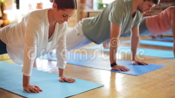 在健身房做瑜伽练习的一群人视频的预览图