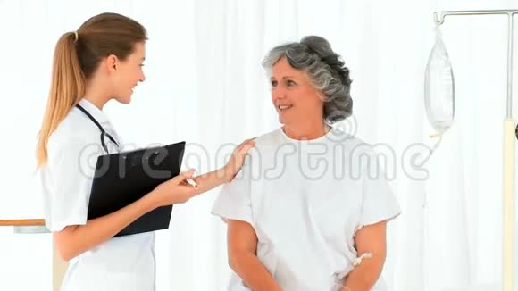 护士和她的病人说话视频的预览图