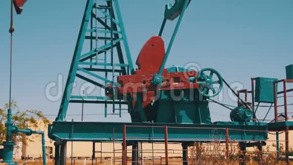 加油泵石油泵站的开采视频的预览图