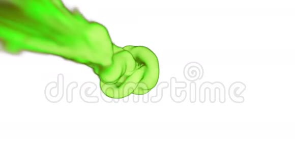 关闭有毒的绿色墨水或烟雾与阿尔法面具在水下缓慢移动用于过渡的VFX墨水云视频的预览图