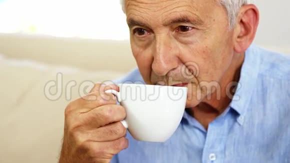 喝咖啡的老人视频的预览图