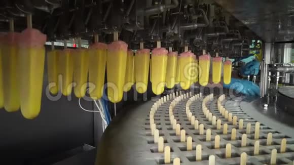 生产冰淇淋的自动输送线视频的预览图