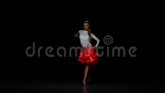 穿着漂亮裙子的职业舞者在黑暗的背景下视频的预览图