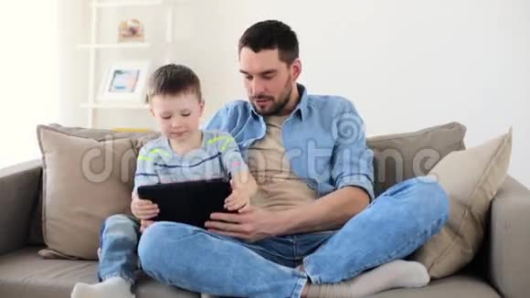 父子在家玩平板电脑视频的预览图