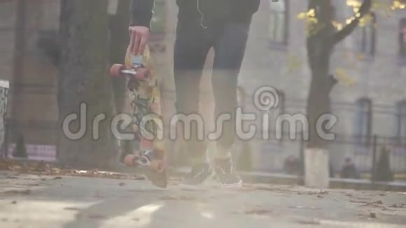 少年骑滑板视频的预览图